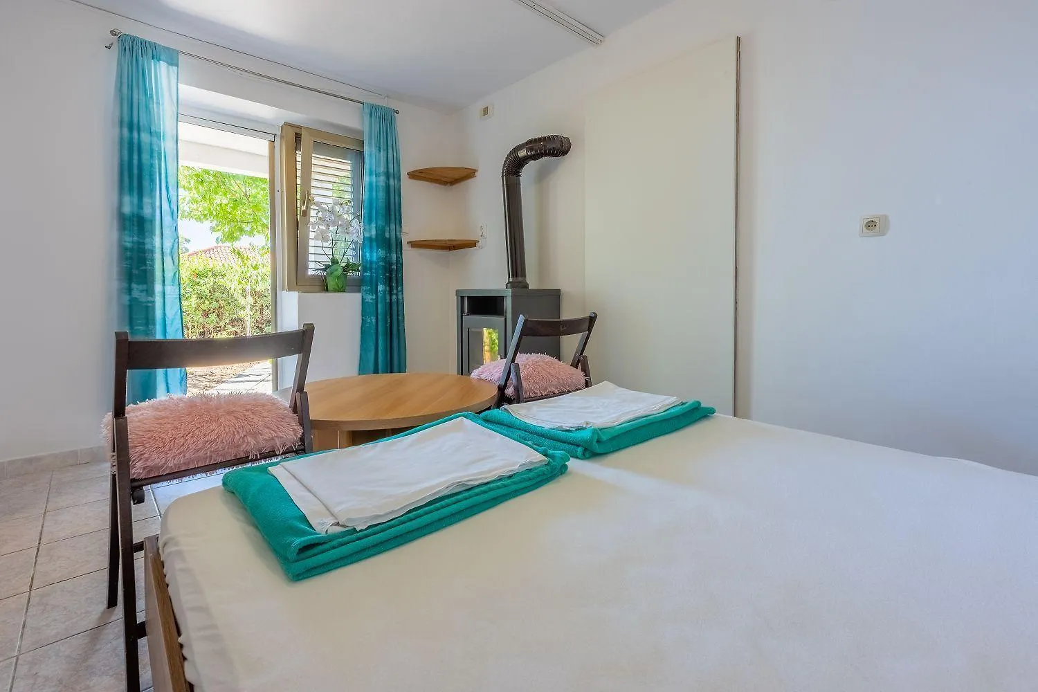 Idyllisches Apartment Nur 150 Meter Zum Strand Mit Privater Terrasse, Garten, Wifi Dramalj 0*,  Croatia